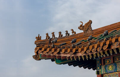 天空背景下的古建琉璃脊兽