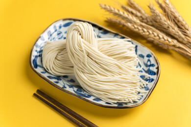 一盘生面条摆放在桌面上特写
