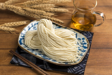 一盘生面条摆放在桌面上特写