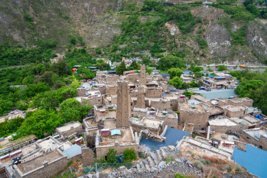 在山上俯瞰四川阿坝桃坪羌寨古建筑群