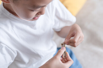 一个中国小女孩在修剪自己的指甲