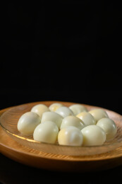 桌面上的盘子里的美味可口的水煮鹌鹑蛋