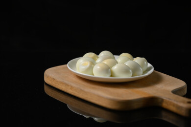 桌面上的盘子里的美味可口的水煮鹌鹑蛋