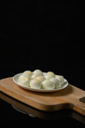 桌面上的盘子里的美味可口的水煮鹌鹑蛋