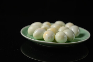 桌面上的盘子里的美味可口的水煮鹌鹑蛋