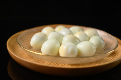 桌面上的盘子里的美味可口的水煮鹌鹑蛋