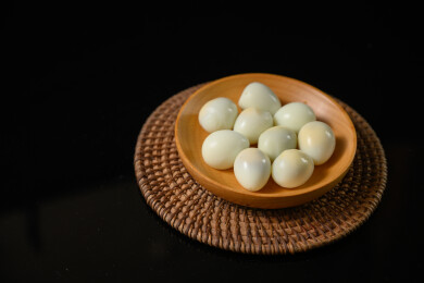 桌面上的盘子里的美味可口的水煮鹌鹑蛋