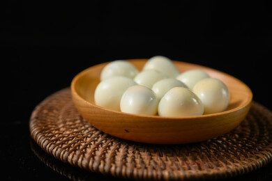 桌面上的盘子里的美味可口的水煮鹌鹑蛋