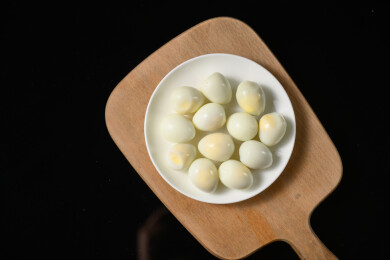 桌面上的盘子里的美味可口的水煮鹌鹑蛋