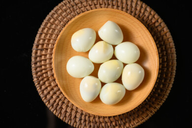 桌面上的盘子里的美味可口的水煮鹌鹑蛋