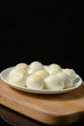 桌面上的盘子里的美味可口的水煮鹌鹑蛋