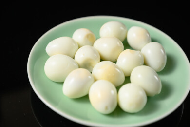 桌面上的盘子里的美味可口的水煮鹌鹑蛋