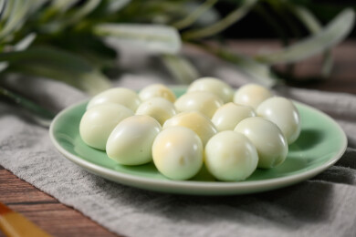 桌面上的盘子里的美味可口的水煮鹌鹑蛋