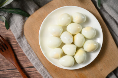 桌面上的盘子里的美味可口的水煮鹌鹑蛋