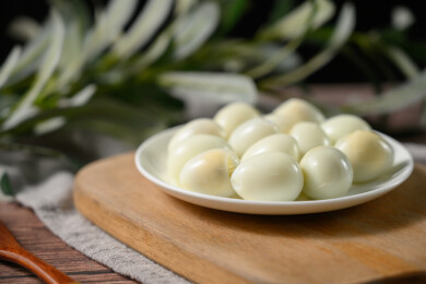 桌面上的盘子里的美味可口的水煮鹌鹑蛋