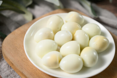 桌面上的盘子里的美味可口的水煮鹌鹑蛋