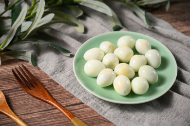 桌面上的盘子里的美味可口的水煮鹌鹑蛋