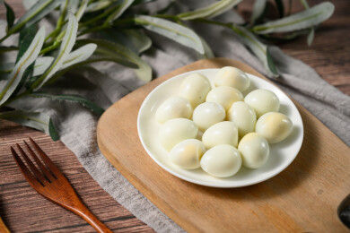 桌面上的盘子里的美味可口的水煮鹌鹑蛋