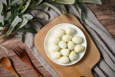 桌面上的盘子里的美味可口的水煮鹌鹑蛋