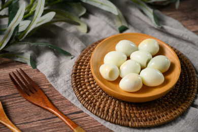 桌面上的盘子里的美味可口的水煮鹌鹑蛋