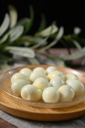 桌面上的盘子里的美味可口的水煮鹌鹑蛋