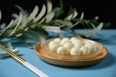 桌面上的盘子里的美味可口的水煮鹌鹑蛋