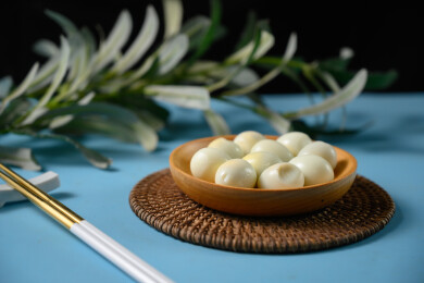 桌面上的盘子里的美味可口的水煮鹌鹑蛋