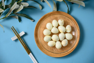 桌面上的盘子里的美味可口的水煮鹌鹑蛋