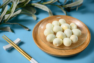 桌面上的盘子里的美味可口的水煮鹌鹑蛋