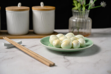 桌面上的盘子里的美味可口的水煮鹌鹑蛋