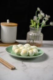 桌面上的盘子里的美味可口的水煮鹌鹑蛋