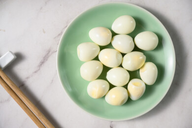 桌面上的盘子里的美味可口的水煮鹌鹑蛋