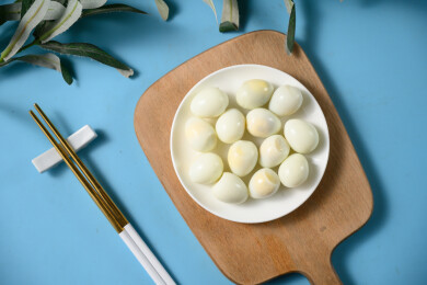 桌面上的盘子里的美味可口的水煮鹌鹑蛋