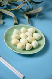 桌面上的盘子里的美味可口的水煮鹌鹑蛋