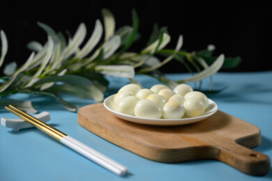 桌面上的盘子里的美味可口的水煮鹌鹑蛋