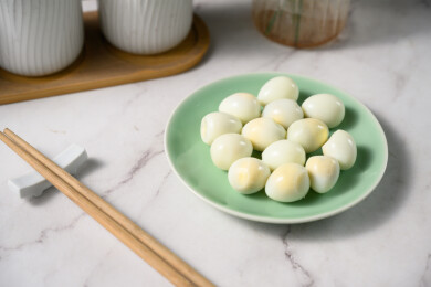 桌面上的盘子里的美味可口的水煮鹌鹑蛋