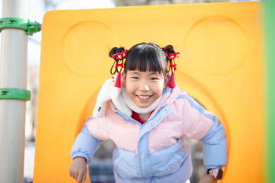 玩滑梯很开心的小姑娘
