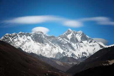 尼泊尔ebc徒步中的珠穆朗玛峰帽子云和洛