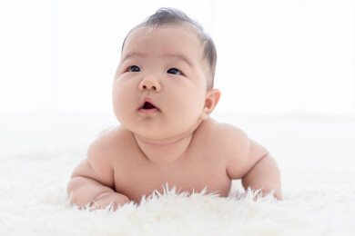 趴在床上的小婴儿