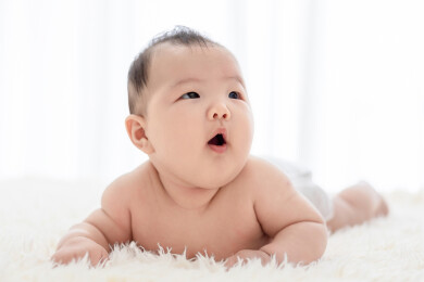 趴在床上的小婴儿