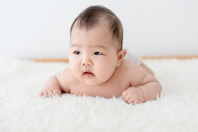 趴在床上的小婴儿