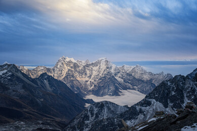 尼泊尔ebc徒步中的雪山日落