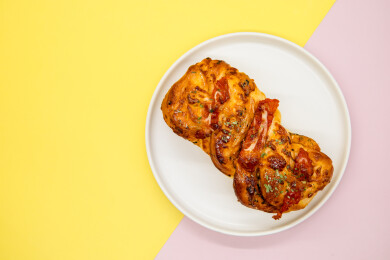 撞色背景一块烤肉吐司面包