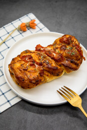 水泥背景一块烤肉吐司面包