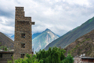 四川阿坝桃坪羌寨的碉楼与高山