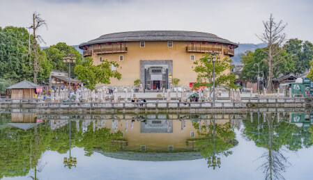 成都洛带古镇土屋建筑与湖面