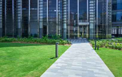 现代绿化摩登办公楼入口