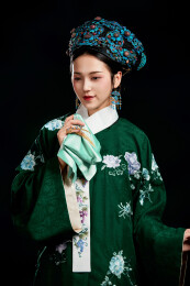 展示中国清朝宫廷服饰的亚洲女性