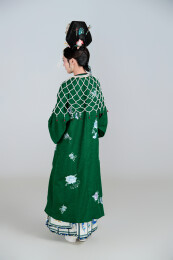 展示中国清朝宫廷服饰的亚洲女性