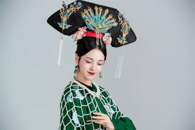 展示中国清朝宫廷服饰的亚洲女性